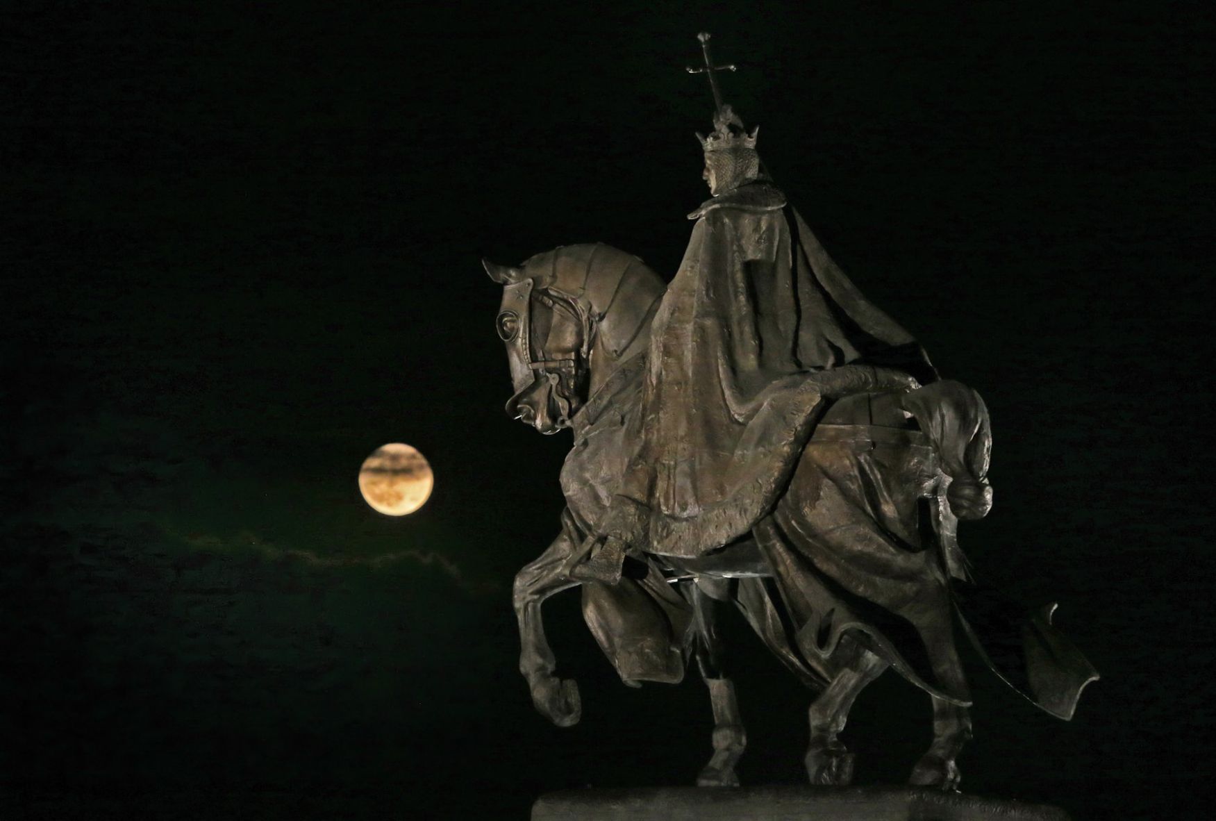 Brief moonrise view from Art Hill
